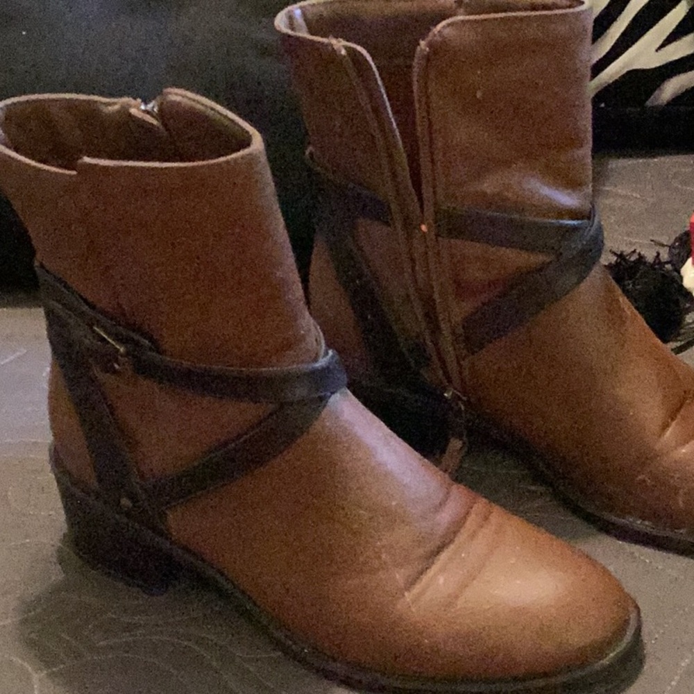 Chaps Dayna riding mid ankle boot, size 6 medium